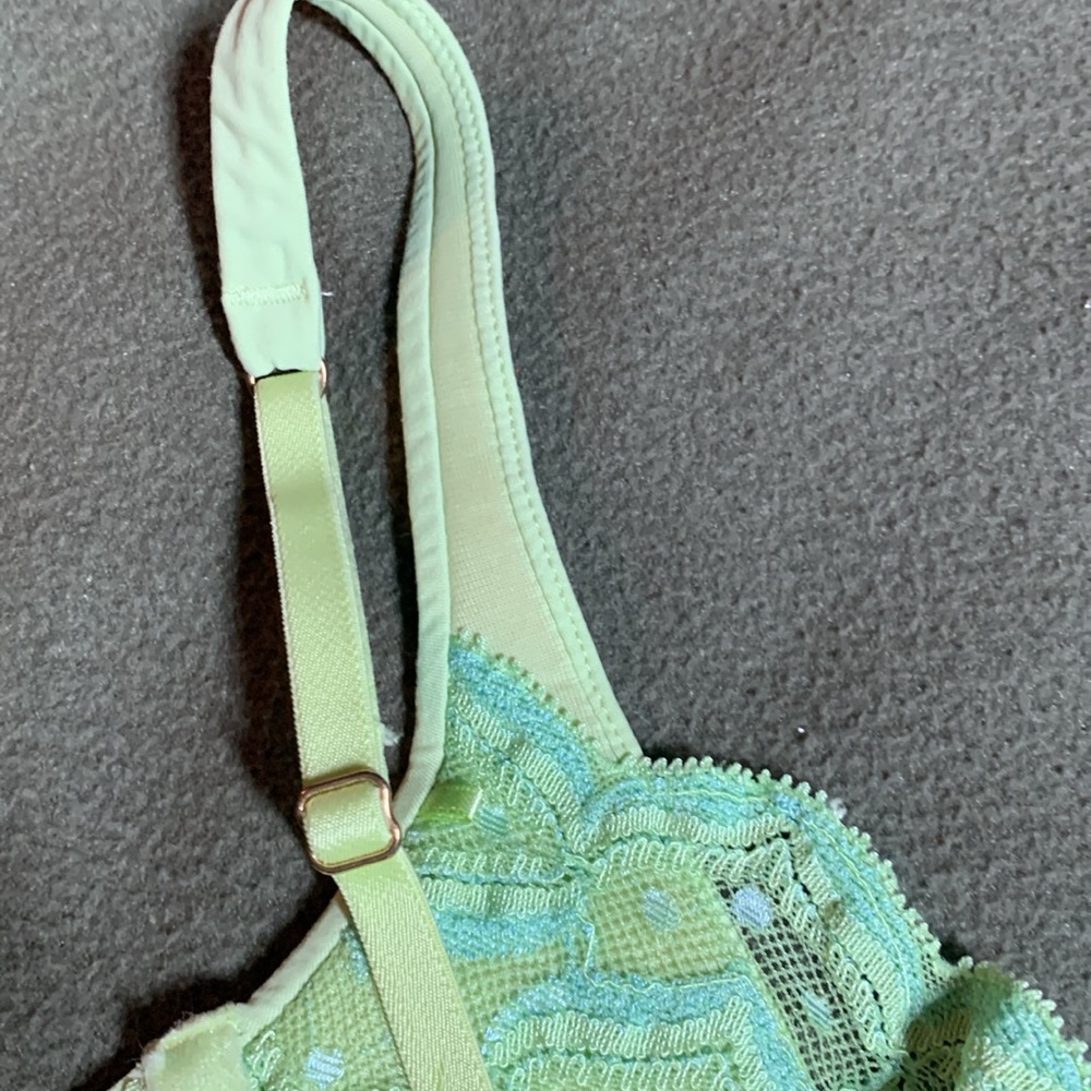 Victoria’s Secret Very Sexy green bra with lace details.  Size 34A - Picture 6 of 7